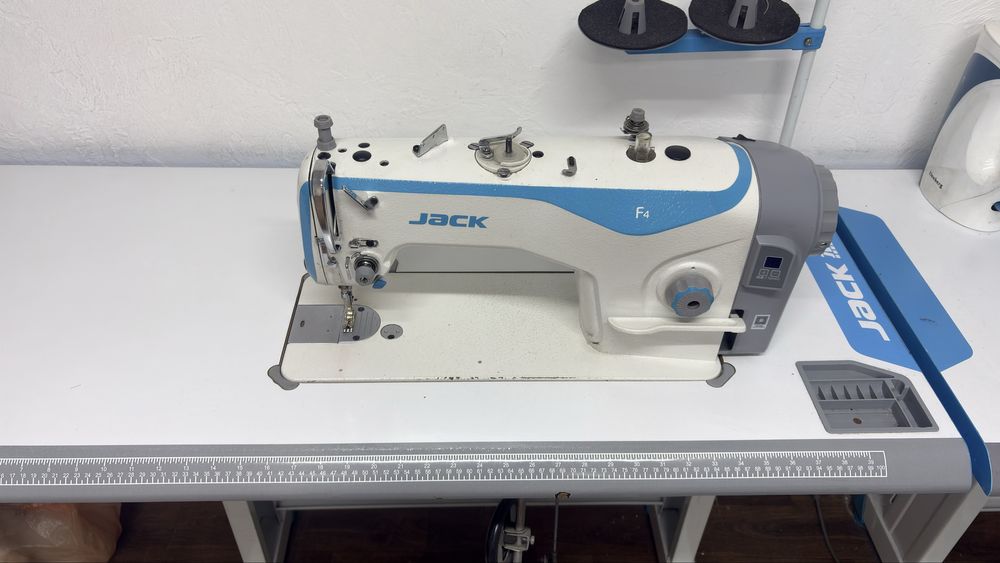 Промышленная швейная машина и раскройный стол