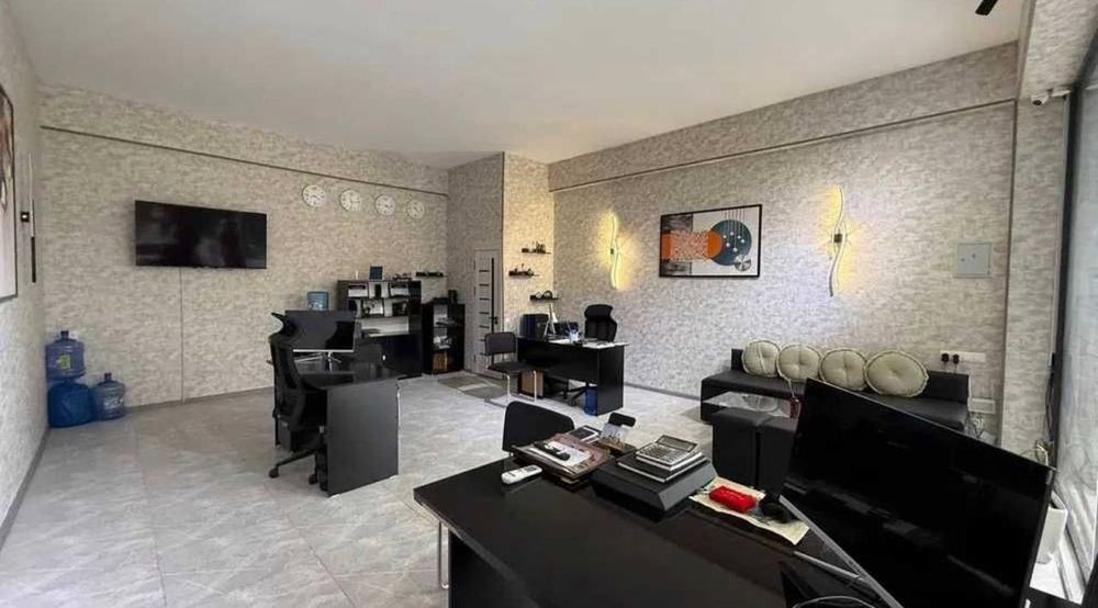 Chilonzor sud  birinchi liniya 45kv.m euro remont tayor arendator  bor
