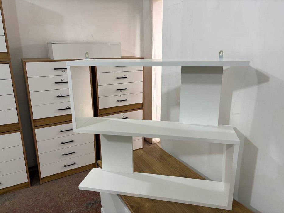 Навесной полка для лаков и для других предметов интерьера.