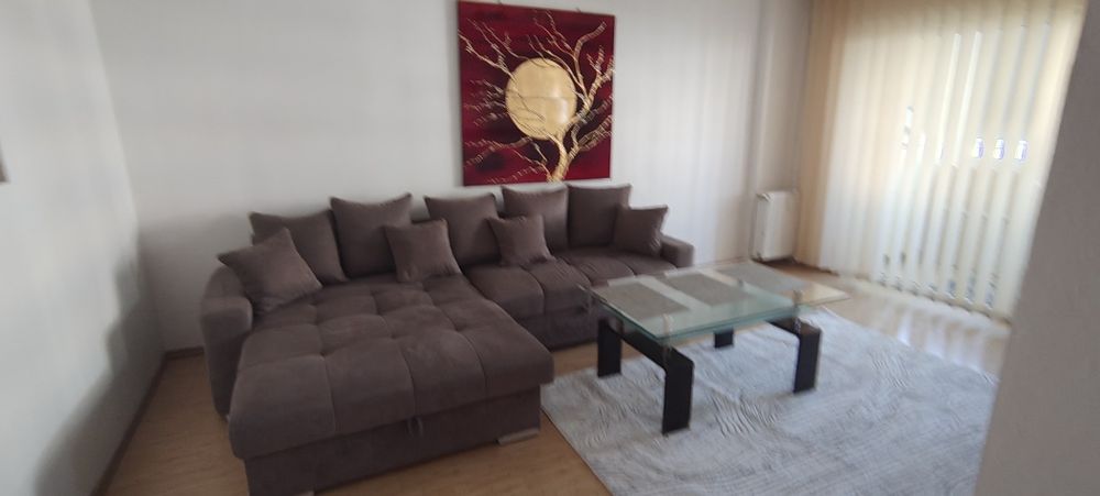Închiriez apartament central cu 3 camere.