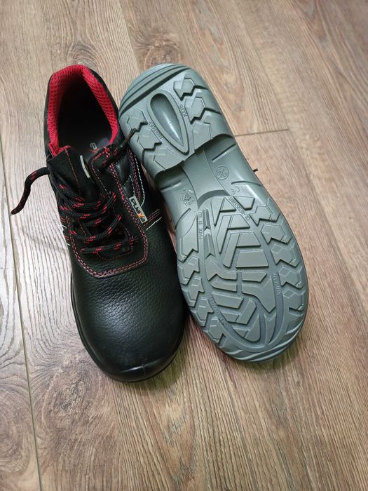 Работни обувки 43 номер.