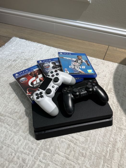 Playstation 4 Slim в идеальном состоянии, почти новая!!