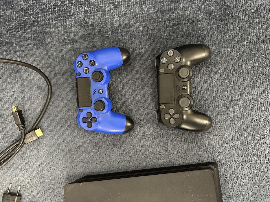 PS4 с два джойстика и GTA V