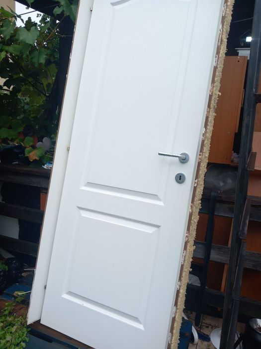 Vând ușa noua alba