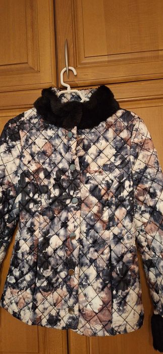 Дамско яке в тъмно синьо и бяло