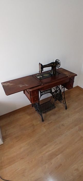 Продавам крачна шевна машина SINGER