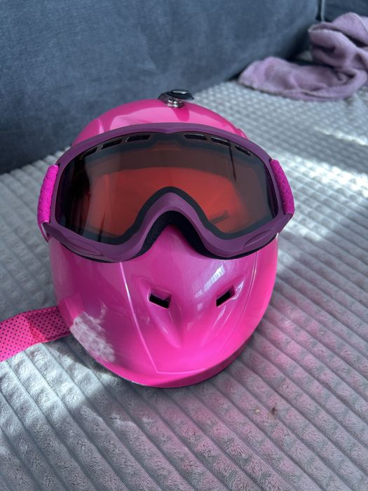 Детска каска и очила за ски за момиче