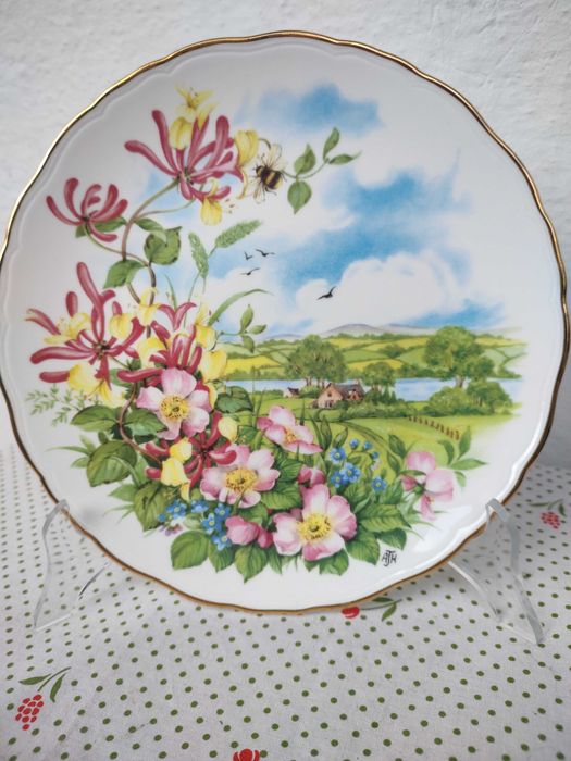 Комплекти от декоративни чинии Royal Albert и други