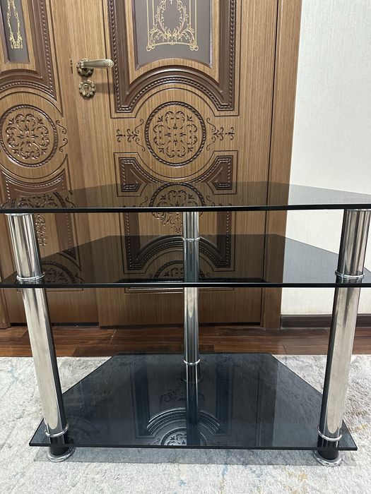 3 qavatli shisha TV osti stendi