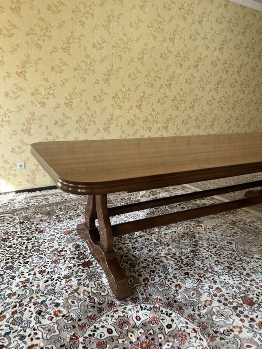 Стол гостиной