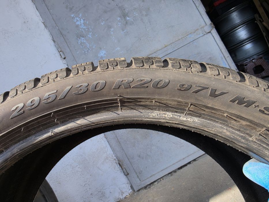 2 бр. зимни гуми 295/30/20 Pirelli NO DOT 4318 5,5-6 mm