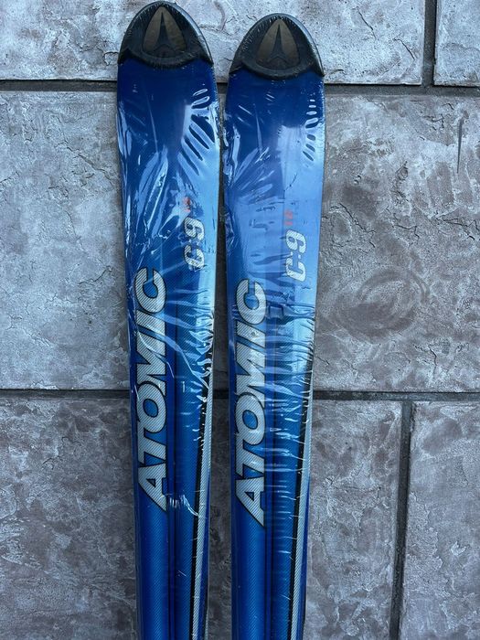 Лыжи горные новые ATOMIC с креплениями. Комплект.