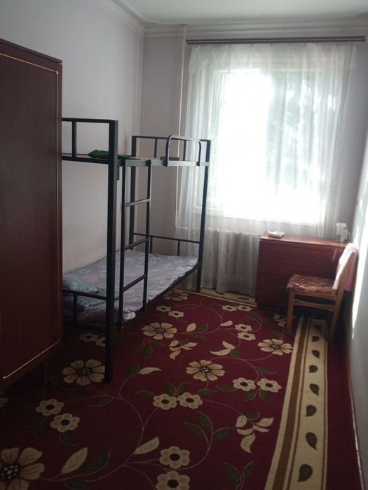 Uchtepa 12- kvartalda 3 xonali uyga talaba qiz olinadi