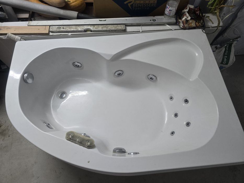 Разтегателен диван и ъглово едноместно джакузи