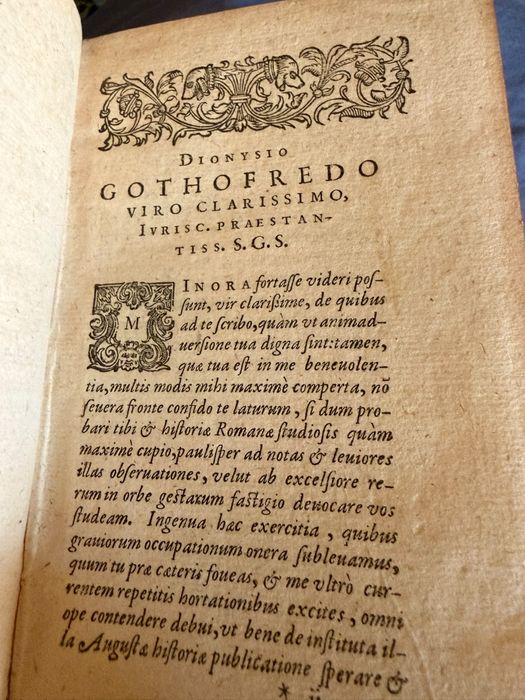 Volumul VIII din Istoria Augustae, Lyon, 1593, copertǎ pergament, cu dedicație