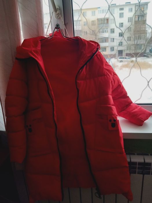 Продам красный пуховик