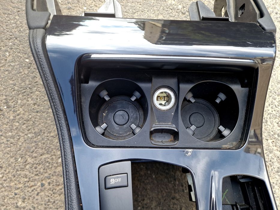 Cotiera BMW 5 F10 F11 VOLAN STANGA trim suport pahare scrumiera