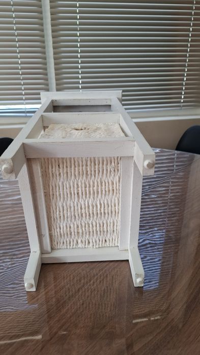 Малко дървено шкафче