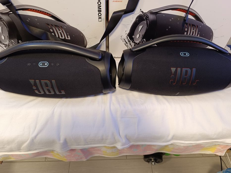 Vând 2 boxe JBL boombox3, 180w, plus un Etui.