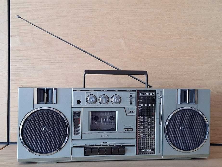 Стерео радиокасетофон Sharp GF-7300HG. Всичко работи, като нов.