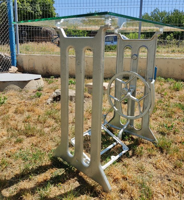 Стъклена маса от крачна шевна машина