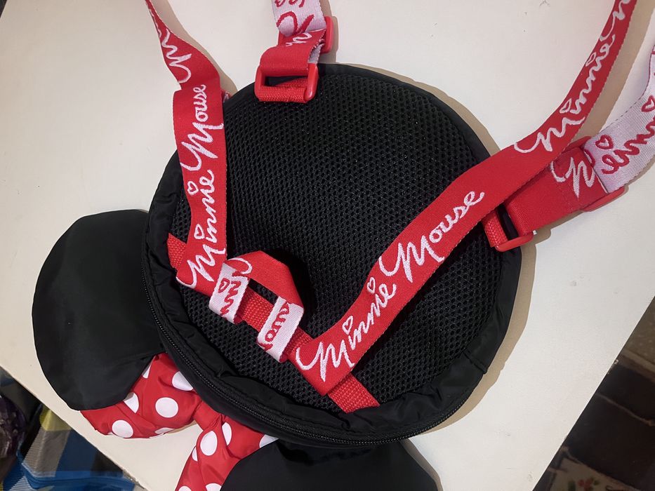 Vând rucsac/ghiozdan pentru fetițe, model original Minnie Mouse cu elemente 3D