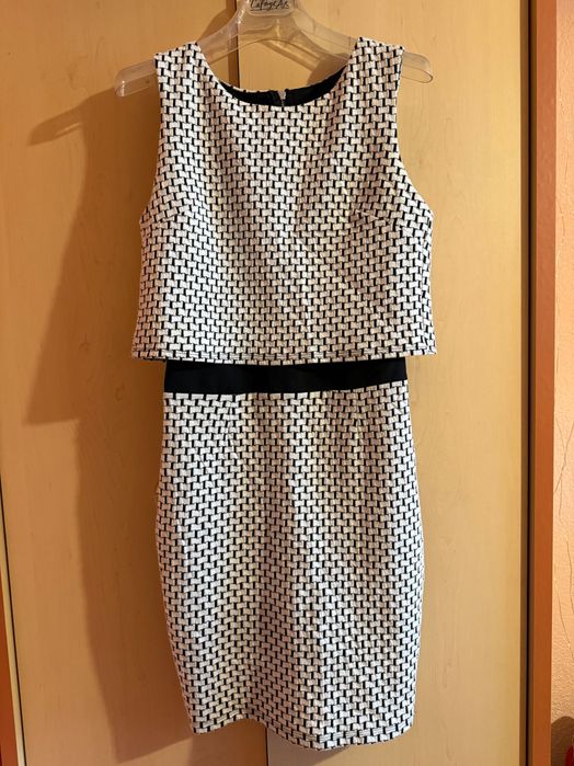 Рокля по тялото в черно и бяло