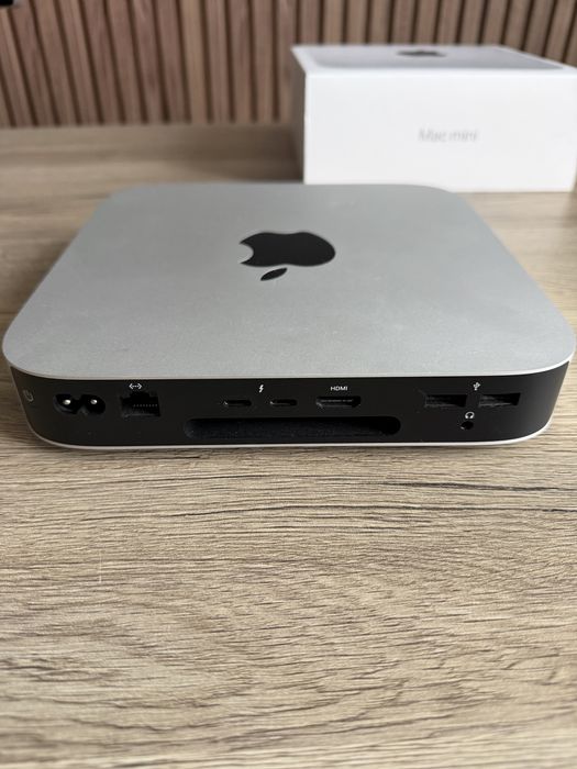 Mac Mini M2 Clawbot със стойка