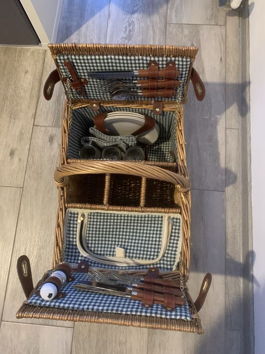 Rezervat - Cos de picnic pentru 4 persoane, cu spatiu termoizolant + pt sticle