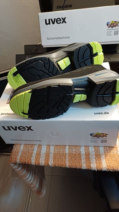 De vanzare bocanci de lucru cu protectie si ESD UVEX