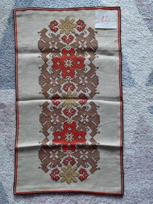 Ръчно бродирани карета на ленена панама с конци Мулине