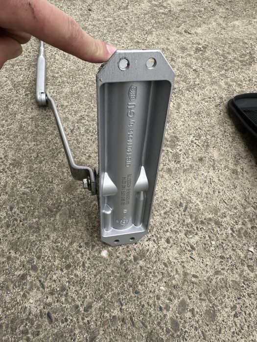 Brat usa piston deschidere inchidere