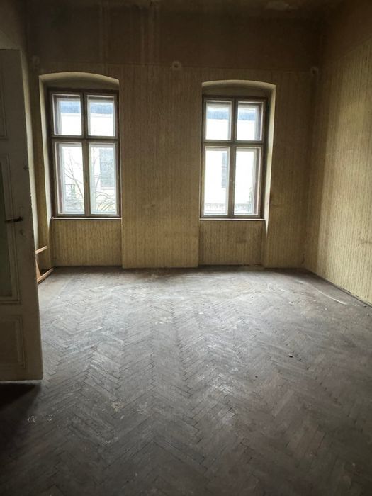 Vând Apartament ultra central 90 m2 cu 3 camere 2 bai 2 întrări.