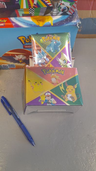 Карти и фигурки на покемон футболисти и други