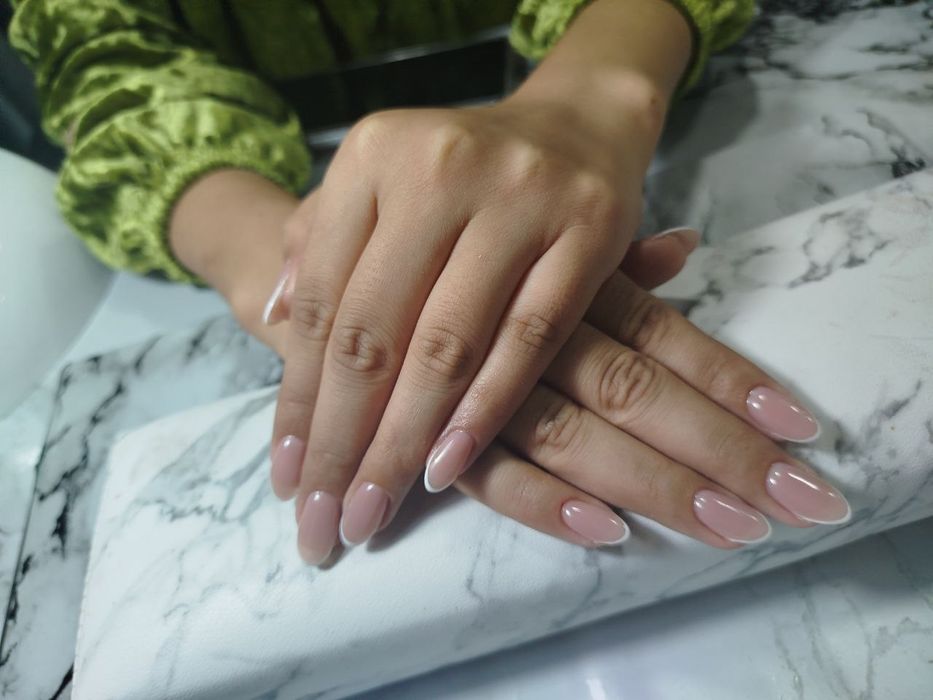 Маникюр/педикюр наращивание ногтей