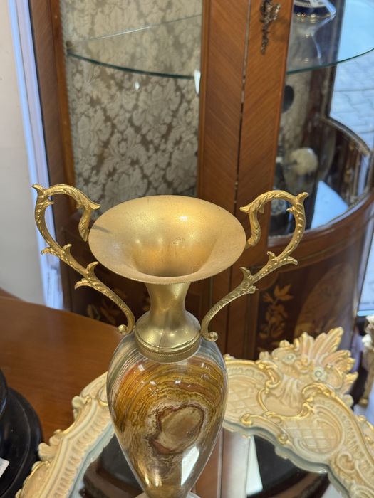 Vaza decorativa din onix cu elemente de metal