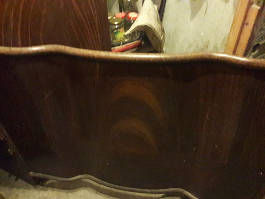 Старинен шкаф и креват