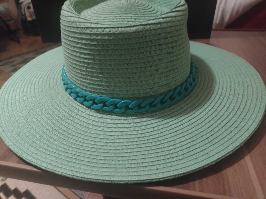 Palarie verde, cu lant verde, eleganta