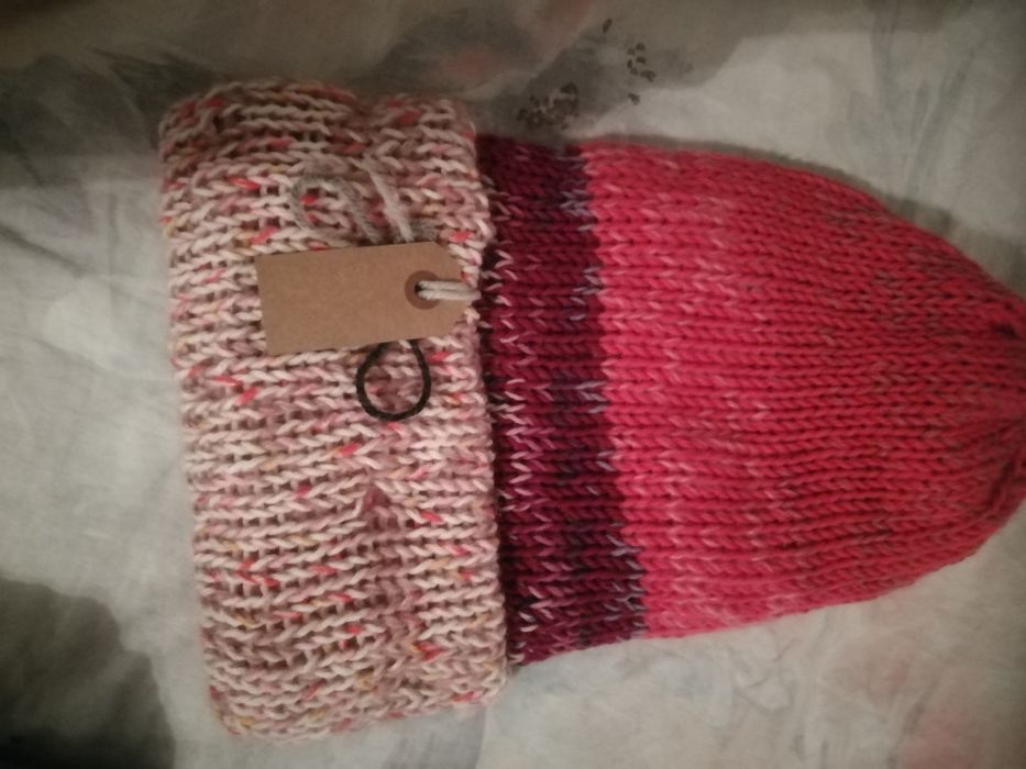 Топли шапки от висококачествени материи. И плетени от вълна, мохер.