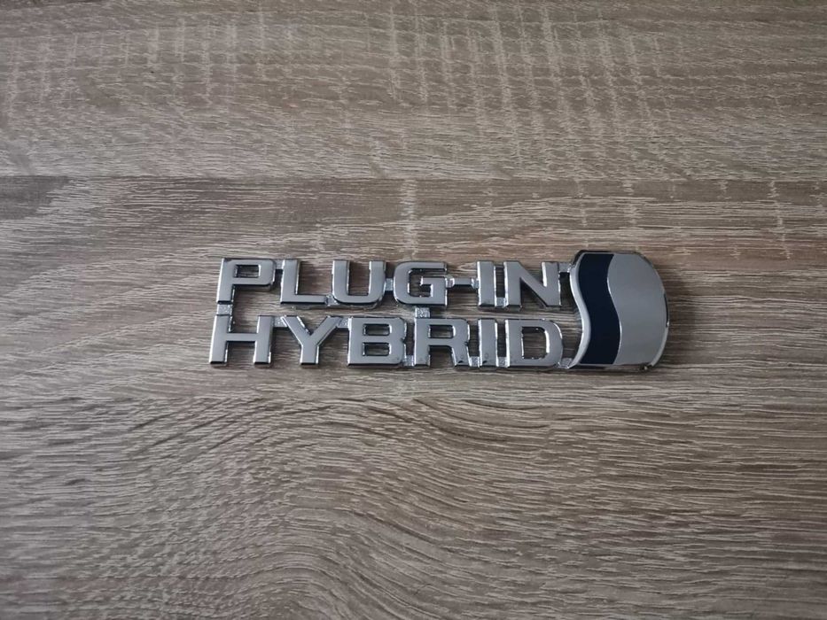 сребриста емблема Toyota Plug-in Hybrid