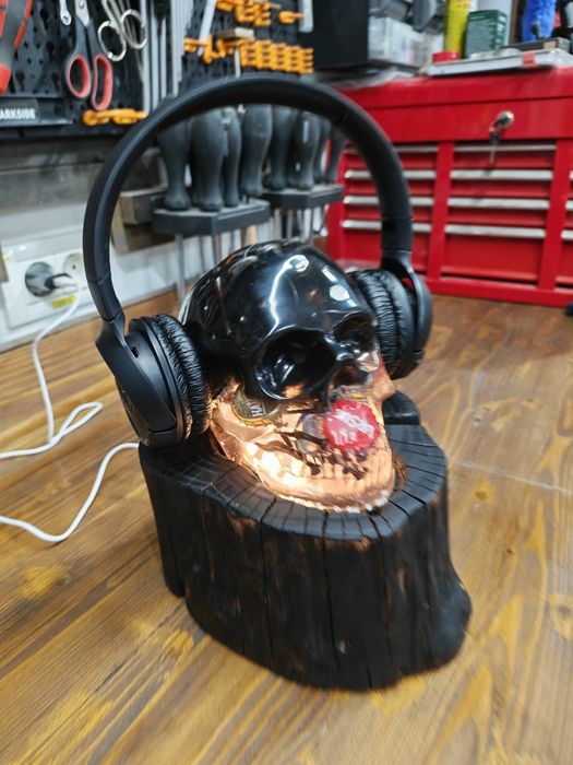 Lampa din rășină pe lemn de nuc, suport casti