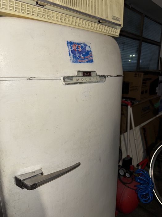 Ретро хладилник бял