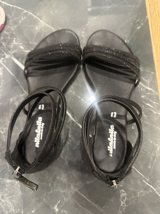 Продается босоножки