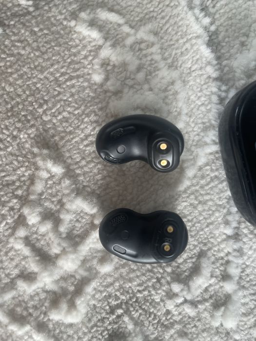 Продам наушники Samsung Galaxy Buds Live