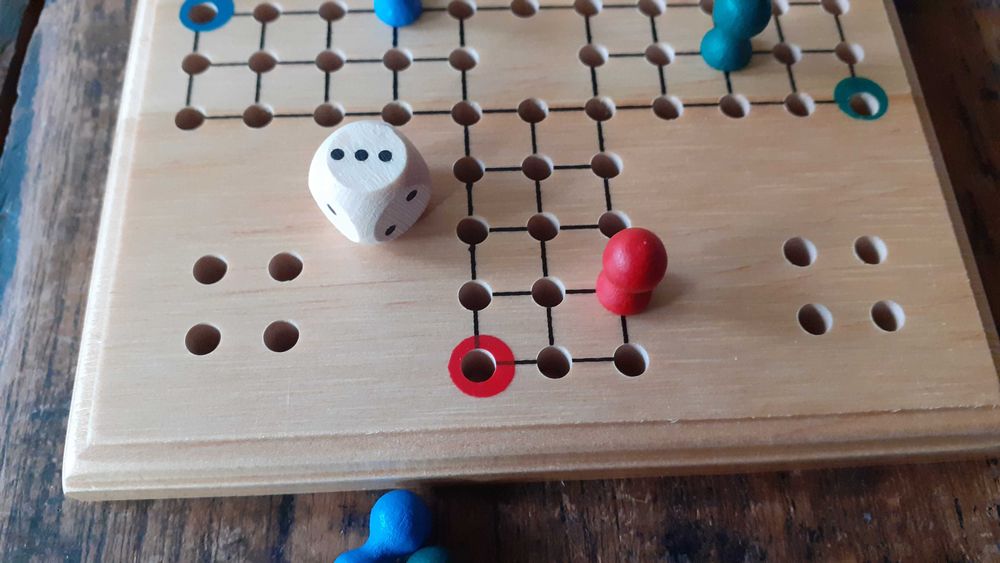 игра Не се сърди човече Ludo, класическа, стратегическа, настолна