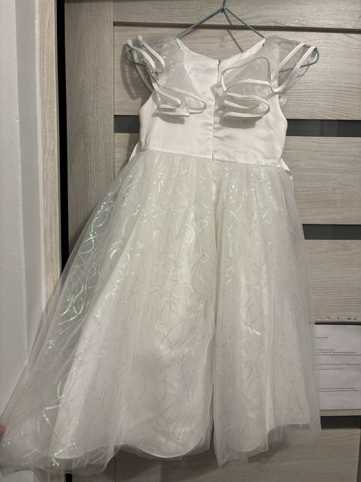 Белое платье нарядное на 7-8 лет