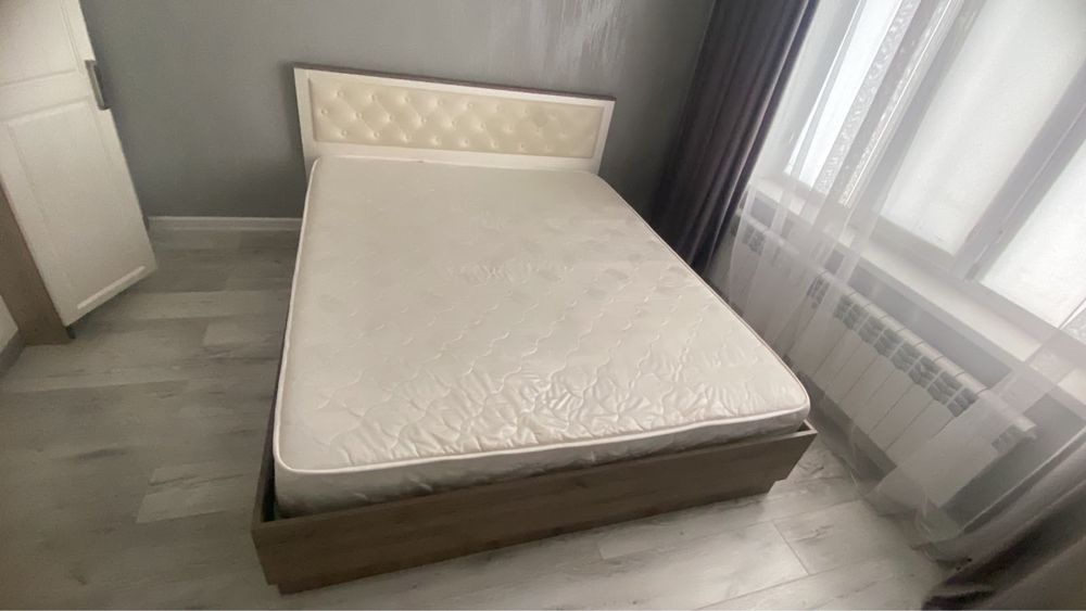 Продается двухспальная кровать с матрасом