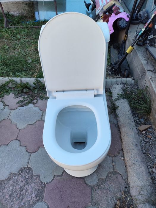 Продам пристенный унитаз.