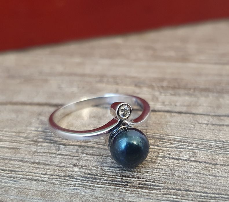 Set aur alb 18k cu diamante naturale si perle negre