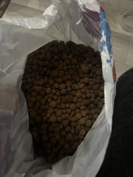 Отдам даром керамзит для цветов (2 пакета)